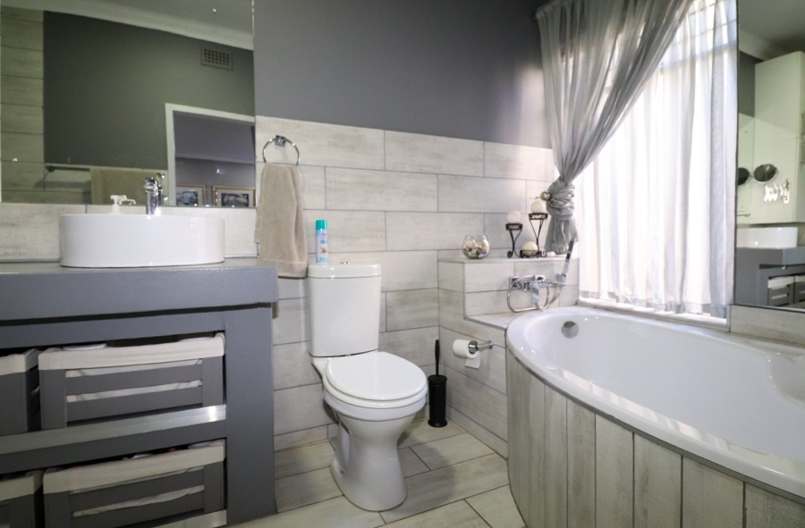 5 Bedroom Property for Sale in Irene Park North West